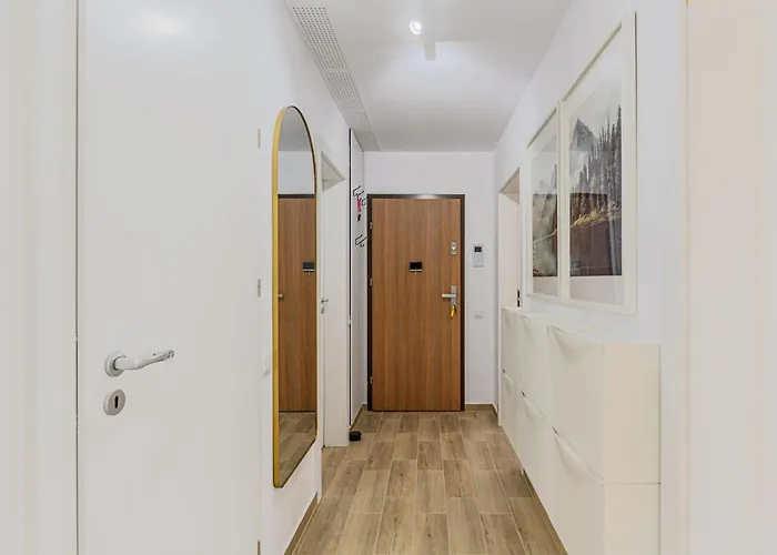 Mountain Views Urban Plaza *